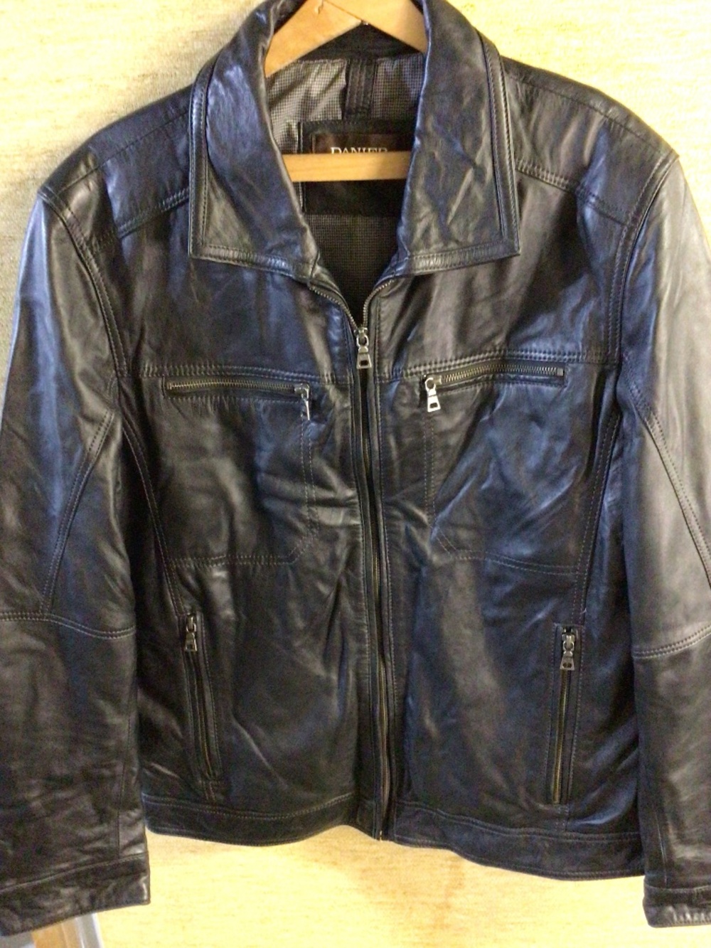 Men’s large Danier leather jacket in great pre-loved condition with warm pockets